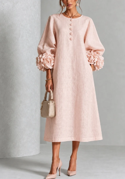 Abito midi abbottonato con stampa floreale e polsini decorati con motivi floreali.
